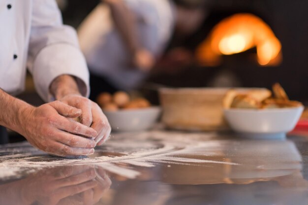 Szef kuchni przygotowujący składniki